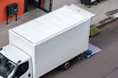 Mover servis kaldırma merdiveni vinç platformu minibüsü şehir caddesinde park halinde. Geri çekilebilir mobilya asansör otomobil kamyonet kiralama şirketi taşınma ve taşınma işlemleri için.