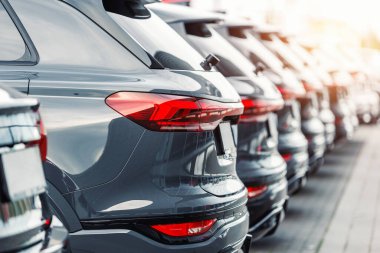 Birçok modern SUV araç galerisinin otoparkında filo stokları var. Otomobil pazarı üretim fabrikası sanayi deposu. Otomatik hurda alım ve satım açık artırma satım platformu.