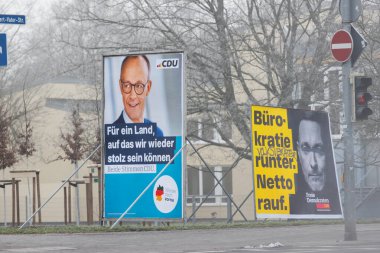 Magdeburg, Almanya - 18 Ocak 2025, Siyasi reklam panoları farklı bir parti Almanya 'da 23 Şubat 2025' te erken seçim. Friedrich Merz Christian Lindner Aday Şansölye.