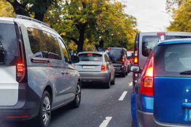 Berlin City caddesindeki trafik sıkışıklığında kuyrukta kalan birçok arabanın arka kuyruk görüntüsü. Trafik kazası, trafik kazası. Şehir taşımacılığı altyapı engelleme grevini durdurdu.