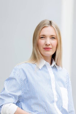 Açık havada resmi giyinmiş genç bir iş kadınının portresi. Kendine güvenen mutlu kadın iş kadını. Finansal Yönetim IT profesyonel kurumsal kişiler.