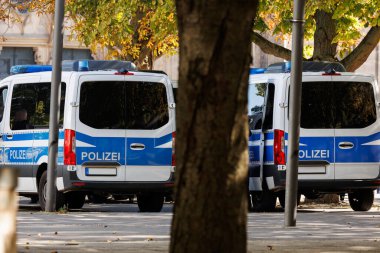 Sahne arkası görüntüsü güneşli bir günde şehir merkezindeki şehir merkezinde bir çok Alman polis minibüsü servis ediyor. Avrupa Sivil Acil Durum Kanunu Trafik Hizmeti Aracı. Etkinlik güvenlik servisi.