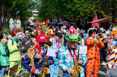 Potsdam, Almanya - 21 Nisan 2024: Hollanda Lale Festivali Hollanda Lale Festivali Hollanda 'nın Potsdam Mahallesi' nde canlı sokak müzisyenleri grubu. Komik insanlar bahar karnaval partisini kutluyor..