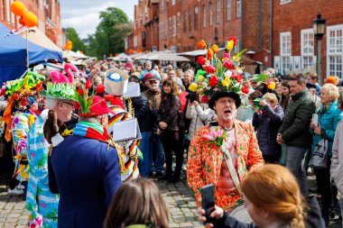 Potsdam, Almanya - 21 Nisan 2024: Hollanda Lale Festivali Hollanda Lale Festivali Hollanda 'nın Potsdam Mahallesi' nde canlı sokak müzisyenleri grubu. Komik insanlar bahar karnaval partisini kutluyor..