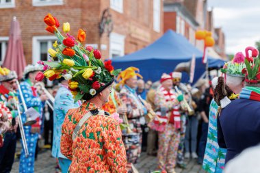 Potsdam, Almanya - 21 Nisan 2024: Hollanda Lale Festivali Hollanda Lale Festivali Hollanda 'nın Potsdam Mahallesi' nde canlı sokak müzisyenleri grubu. Komik insanlar bahar karnaval partisini kutluyor..