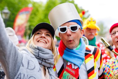 Potsdam, Almanya - 21 Nisan 2024: Hollanda Lale Festivali Hollanda Lale Festivali Hollanda 'nın Potsdam Mahallesi' nde canlı sokak müzisyenleri grubu. Komik insanlar bahar karnaval partisini kutluyor..