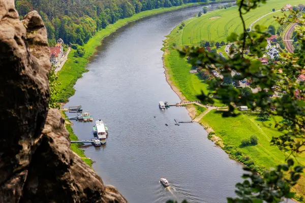 Konigstein kalesi mavi bulutlu gökyüzü arkaplanından Sachsische Schweiz Ulusal Parkı 'ndaki Elbe nehir eğrisinin panoramik manzarası. Avrupa doğa gezisi hedefi.