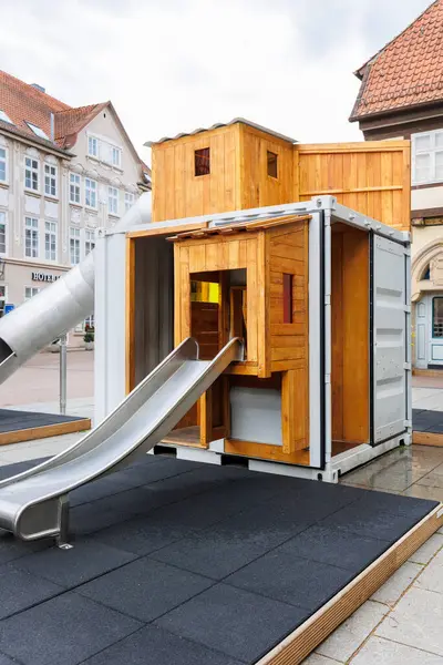 Celle Almanman 'daki yeni modern çevre çocukları oyun parkı eski şehir merkezi meydanında çoğaltılan metal kargo konteynırı. Almanya 'da taşınabilir oyun alanı ekipman tesisi şehir konut bölgesi.