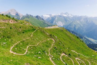 Manzaralı panoramik manzara kıvrımlı kıvrımlı kıvrımlı yaban otlakları ve kayalık ufuk çizgisi olan dağ tepesi. Tepe doğa manzarası yürüyüş rotası güneşli gün.