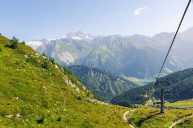 Manzaralı alp kayak kaldırışı gondol manzarası Kals Grossglockner vadisi Tyrol dağları doğa arka planı. Panoramik manzara Alpler yaz yürüyüşü macera turizmi alanı.