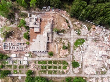 Eski yıkılan sanayi binasının hava aracı görüntüsü. Beton ve tuğla çöpleri, molozlar, molozlar ve yıkım atıkları terk edilmiş fabrika veya fabrika kalıntıları. Deprem şehri manzarası.