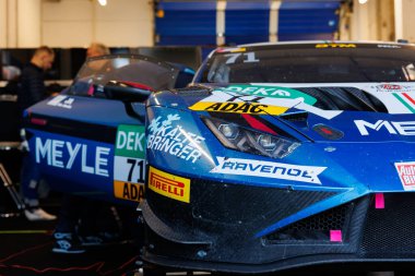 Oschersleben, Almanya. 27 Nisan 2025. Ön manzara LAMBORGHINI HURACAN GT3 EVO 2 GT Masters Motor Sporları Pist Pisti Pist Kutusu. Avrupa Otomobil Sporları Yarışması.
