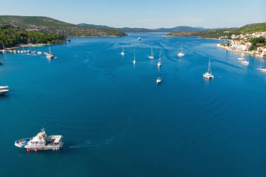 Açık yaz güneşli bir günde, Hırvat körfezi kıyı şeridine demirlemiş pek çok yat manzaralı mavi turkuaz berrak su. Akdeniz marinasının tepesinde. Tekne kiralama servisi.