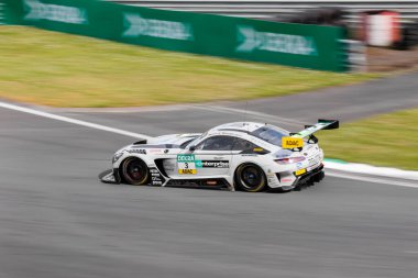 Oschersleben, Almanya. 29 Nisan 2024. Sahne görüntü bulanıklığı Maro Engel Takım WINWARD sürücü MERCEDES-AMG GT3 Oschersleben Motorsport Arena yarış pistinde ADAC GT Masters. Avrupa Otomobil Sporları Yarışması.