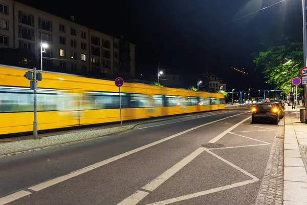 Carola Köprüsü 'nden geçen sarı tramvay manzaralı Dresden nehri Elbe Nehri Saksonya Eyalet Başbakanlık Ofisi. Seyahat şehri turu Almanya Saksonya başkenti şehir manzarası.