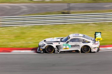Oschersleben, Almanya. 29 Nisan 2024. Sahne görüntü bulanıklığı Maro Engel Takım WINWARD sürücü MERCEDES-AMG GT3 Oschersleben Motorsport Arena yarış pistinde ADAC GT Masters. Avrupa Otomobil Sporları Yarışması.