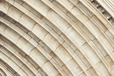 Tarihi klasik taş kemerin kopması. Ayrıntılı tırtıklı kasa yapısı ve yıpranmış dokusu görünüyor. Tekrarlanan eğriler Gotik mimari simetriyi ve zanaatkarlığı vurguluyor.