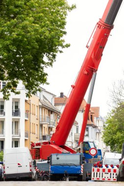 Avrupa 'nın dar arka planında çalışan ekstra ağır yük taşınabilir vinç. Teleskopik patlama ekipman taşıma inşaat sitesi kiralama hizmeti. Ağır endüstriyel makineler.