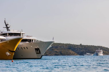 Pek çok lüks smal yat teknesinin hattı, Hırvat körfezi limanı kıyılarına yanaştı. Açık mavi su, yaz aylarında güneşli günbatımı sabahı. Kaliteli bir yaşam tarzı. Tekne kiralama servisi.