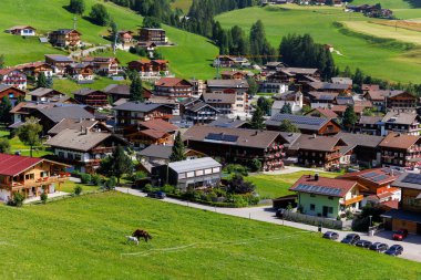 Alp manzaralı Avusturyalı dağ köyü Kals am Grossglockner vadisi yeşil kırsal çayır at otlağı arka planı. Avusturya Alp osttirol Ulusal Parkı doğası. Yaz yürüyüşü turizmi.