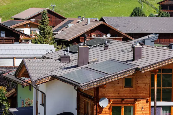 Manzaralı çatı manzarası birçok Avustralya dağ köyü Kals am Grossglockner vadisi yeşil kırsal tarım arazisi arka planı. Avusturya Alp osttirol Ulusal Parkı doğası. Yaz yürüyüşü turizmi.