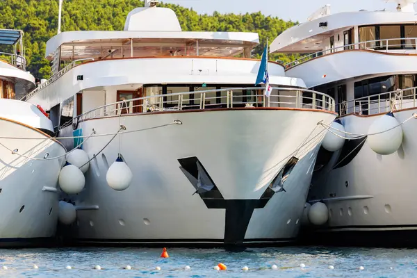 Pek çok lüks smal yat teknesinin hattı, Hırvat körfezi limanı kıyılarına yanaştı. Açık mavi su, yaz aylarında güneşli günbatımı sabahı. Kaliteli bir yaşam tarzı. Tekne kiralama servisi.