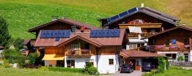 Alp manzaralı Avusturyalı dağ köyü Kals am Grossglockner vadisi yeşil kırsal çayır at otlağı arka planı. Avusturya Alp osttirol Ulusal Parkı doğası. Yaz yürüyüşü turizmi.