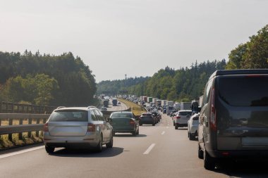 Otoyol trafiğinde sıkışan birçok arabanın arka kuyruk görüntüsü Avrupa 'da soğuk hava yağmurlu kış günlerini bastırıyor. Trafik kazası, trafik kazası. Ulaşım tatili sezonluk sıkıştı.
