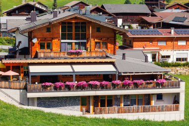 Alp manzaralı Avusturyalı dağ köyü Kals am Grossglockner vadisi yeşil kırsal çayır at otlağı arka planı. Avusturya Alp osttirol Ulusal Parkı doğası. Yaz yürüyüşü turizmi.