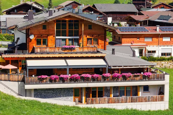 Alp manzaralı Avusturyalı dağ köyü Kals am Grossglockner vadisi yeşil kırsal çayır at otlağı arka planı. Avusturya Alp osttirol Ulusal Parkı doğası. Yaz yürüyüşü turizmi.