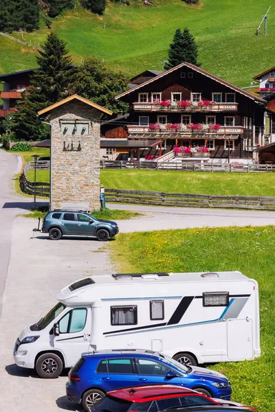 Alp manzaralı Avusturyalı dağ köyü Kals am Grossglockner vadisi yeşil kırsal çayır at otlağı arka planı. Avusturya Alp osttirol Ulusal Parkı doğası. Yaz yürüyüşü turizmi.