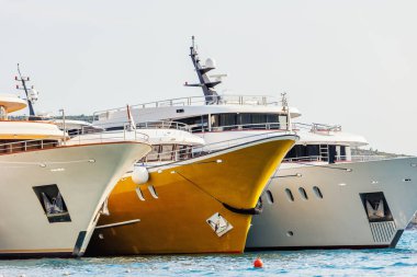 Pek çok lüks smal yat teknesinin hattı, Hırvat körfezi limanı kıyılarına yanaştı. Açık mavi su, yaz aylarında güneşli günbatımı sabahı. Kaliteli bir yaşam tarzı. Tekne kiralama servisi.