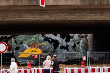 Magdeburg, Almanya - 16. Juni, 2025: Şam 'daki Magdeburg Köprüsü' nün yıkılması.