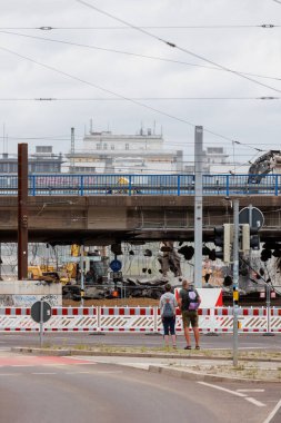 Magdeburg, Almanya - 16. Juni, 2025: Şam 'daki Magdeburg Köprüsü' nün yıkılması.