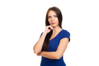 Sakin, genç, güzel bir kız mavi tişörtlü, beyaz arka planda.