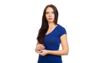 Sakin, genç, güzel bir kız mavi tişörtlü, beyaz arka planda.