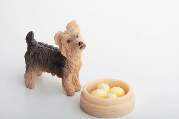 Miniaturowa Figurka Psa Yorkshire Misą Jedzeniem — Zdjęcie stockowe