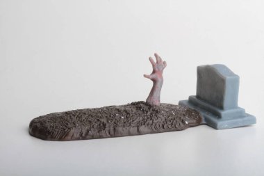 Beyaz arka planda zombi minyatür heykel