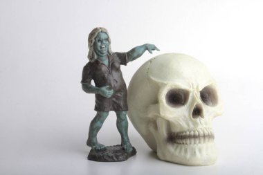 Beyaz arka planda zombi minyatür heykel