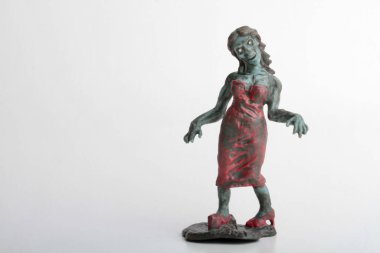 Beyaz arka planda zombi minyatür heykel