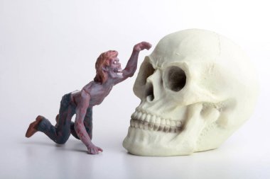 Beyaz arka planda zombi minyatür heykel