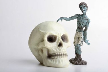 Beyaz arka planda zombi minyatür heykel