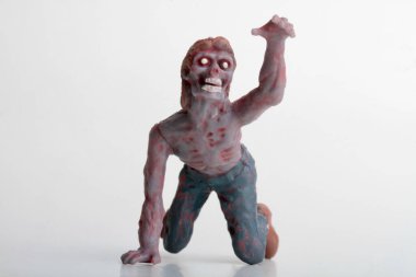 Beyaz arka planda zombi minyatür heykel