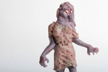 Beyaz arka planda zombi minyatür heykel