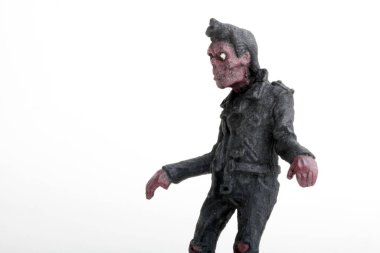 Beyaz arka planda bir grup zombi. 