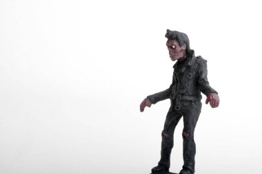 Beyaz arka planda bir grup zombi. 