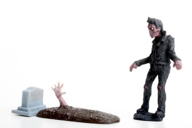 Beyaz arka planda bir grup zombi. 