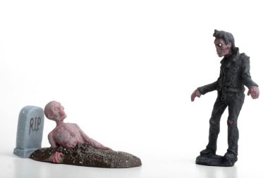 Beyaz arka planda bir grup zombi. 