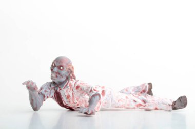 Beyaz arka planda bir grup zombi. 