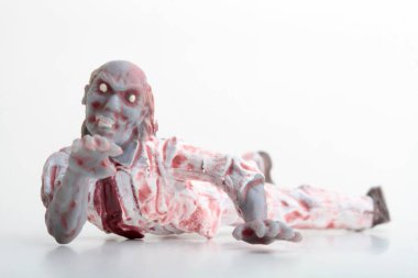 Beyaz arka planda bir grup zombi. 